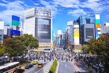 渋谷駅西口のスクランブル交差点の風景
