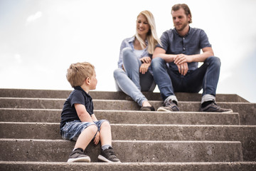 Wall Mural - Familie hat Spaß miteinander