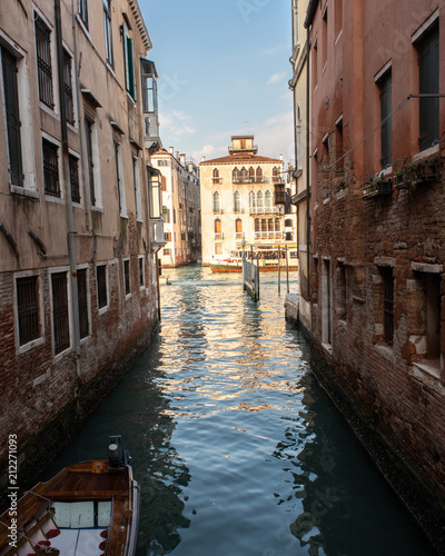 Plakat Widok na kanał w Wenecja, Włochy. Marzec 2018. Tylko do użytku redakcyjnego.