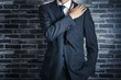 © beeboys - ビジネスマン スタジオポートレート レンガの背景