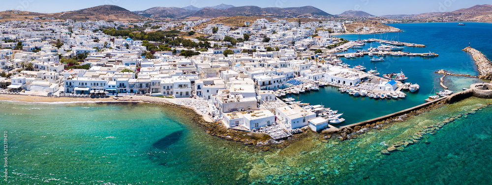 Panoramablick auf das traditionelle Fischerdorf Naousa auf der Insel Paros mit türkisem Wasser und weißen Häusern, Kykladen, Griechenland - obrazy, fototapety, plakaty 