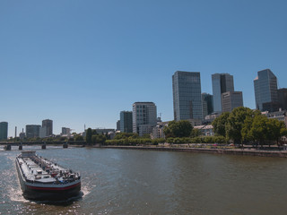 Frachtschiff auf dem Main vor Frankfurter Skyline