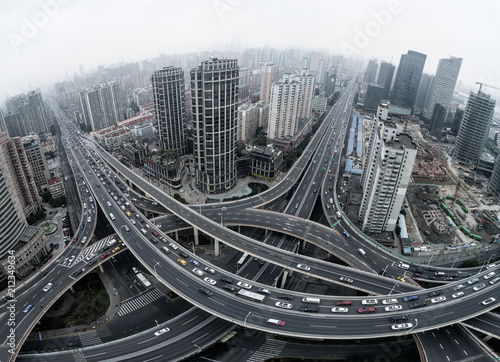 Plakat Widok z lotu ptaka autostrada i wiadukt w mieście na chmurnym dniu
