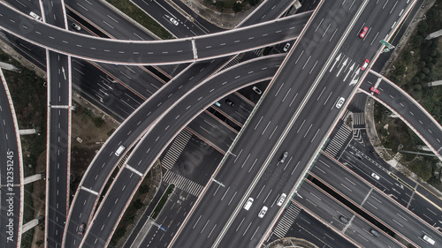 widok-z-lotu-ptaka-autostrady-i-wiaduktu-w-miescie-w-pochmurny-dzien
