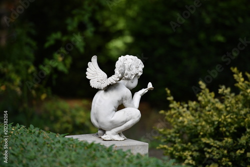 Fotografía A small sandstone sculpture of an angel on a gravestone of a cemetery in Berlin