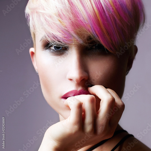 Short Hair Girl Colorful Dyed Hair Kaufen Sie Dieses Foto