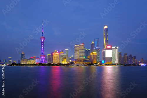 Zdjęcie XXL Szanghaj miasta linii horyzontu Pudong strona patrzeje przez Huangpu rzeki na mrocznym czasie. Szanghaj, Chima. Piękny żywy obraz panoramiczny.