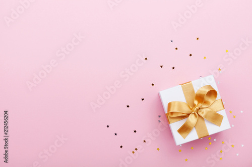 Cuadros en Lienzo Gift or present box and stars confetti on pink table top view