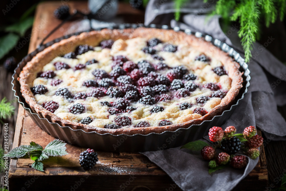 Closeup of tasty and sweet blackberry pie with caster sugar - obrazy, fototapety, plakaty 