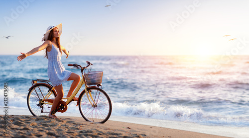 Cuadros en Lienzo Girl On Bicycle On Beach - Freedom And Carefree Concept
