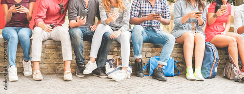 Fotomural Happy millennials friends surfing online with mobile phones