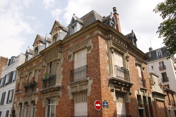 Poster - Immeuble en briques du quartier Montsouris à Paris