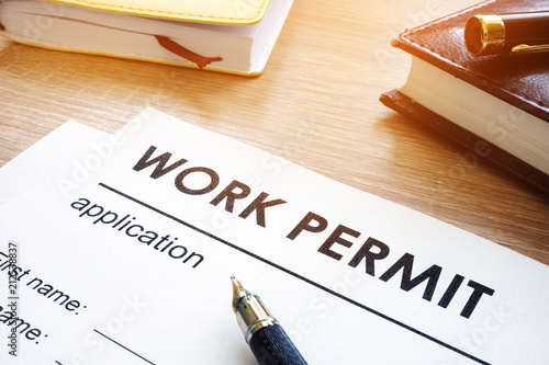 Fotomural Work permit application on a table.