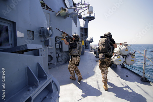 Fotomural Romanian special forces marines are dropped in a rubber speed boat from the ‘Reg