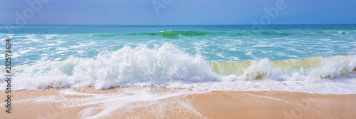 Fototapeta na wymiar Ocean Atlantycki, widok z przodu fal na plaży