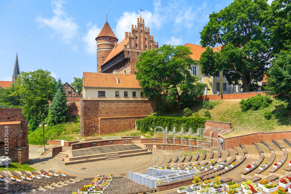 Zamek Biskupów Warmińskich w Olsztynie, w północnej Polsce, zbudowany w XIV wieku w gotyckim stylu architektonicznym - obrazy, fototapety, plakaty 