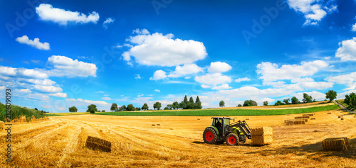 Sommer am Land: Traktor beim Laden von Stroh