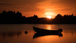Zachód słońca nad wodą, łódka, jezioro