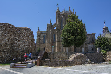 dos peregrino llegando a la muralla y catedral de astorga en leon