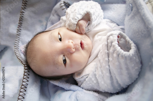 横目で見る赤ちゃん Stock 写真 Adobe Stock 横目で見る赤ちゃん Stock 写真 Adobe Stock