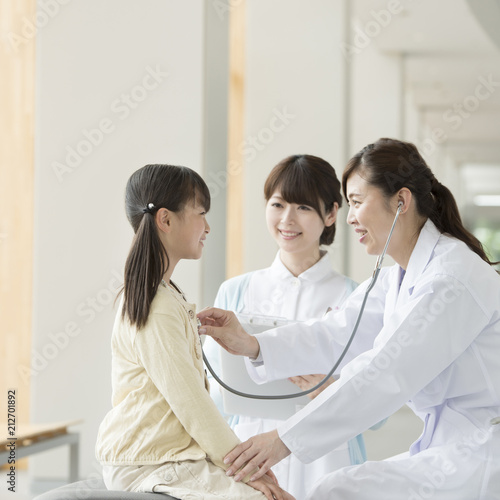 女医の診察を受ける女の子 Stock Photo Adobe Stock 女医の診察を受ける女の子 Stock Photo Adobe Stock
