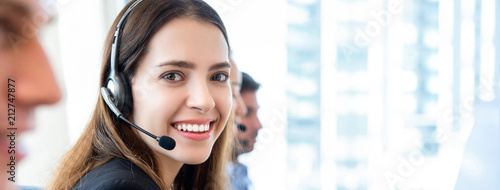 Fotografía Beautiful woman in call center banner gackground
