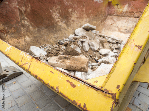 Fotomural Baustelle mit einem Container Bauschutt