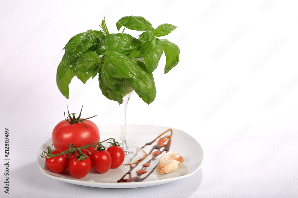 Pomidor czerwony, malinowy i koktajlowy, bazylia, rozmaryn i czosnek na talerzu. - obrazy, fototapety, plakaty 