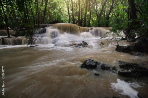 Foto A beautiful view of Huay Mae khamin waterfall at Kanchanaburi province in Thailand