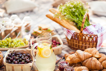 photo outdoor picnic picnic, nature in the garden, drink, croissants, close-up