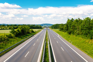 Leere Autobahn durch grüner Landschaft