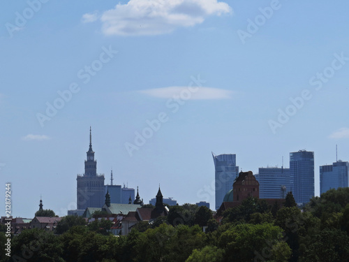 Zdjęcie XXL Widok na panoramę Warszawy i kontrast zabytkowego miasta z nowoczesną architekturą współczesną