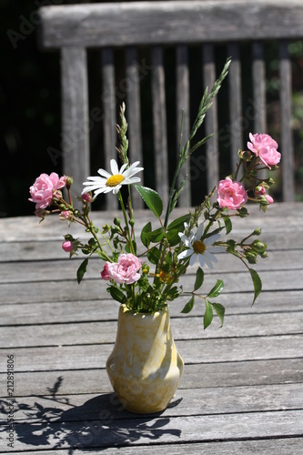 Blumen Vase Blumenstrauss Bunt Tisch Kaufen Sie Dieses Foto