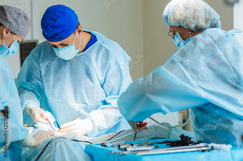 Cuadros en Lienzo Team surgeon complete working on laparoscopy operating in hospital