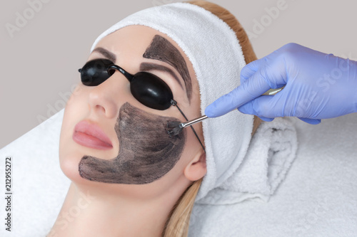 Fotografía Carbon face peeling procedure in a beauty salon