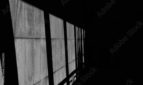 Fototapeta na szkło cień ze szklanego okna na marmurowej ścianie w pokoju - monochromatyczny