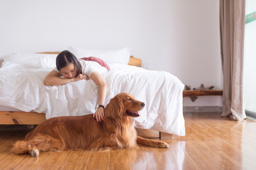 Wall Mural - The woman and the golden retriever