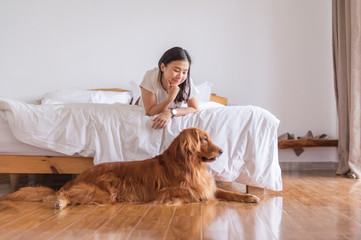 Wall Mural - The woman and the golden retriever