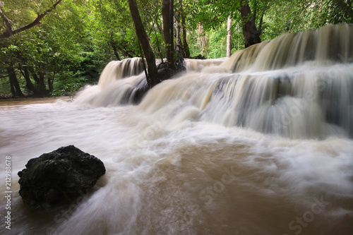 Foto A beautiful view of Huay Mae khamin waterfall at Kanchanaburi province in Thailand