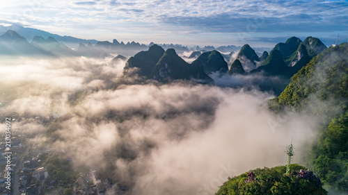 widok-z-lotu-ptaka-na-cloudscape-nad-wies-pola-uprawne-i-rolka-wzgorz-w-godzinach-porannych