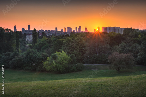 Plakat Szczesliwicki park i panorama drapacze chmur w Warszawa przy wschodem słońca, Polska