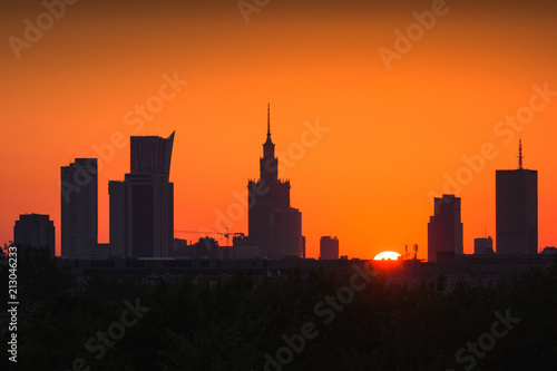 Plakat Panorama drapacze chmur w centrum Warszawa przy wschodem słońca, Polska