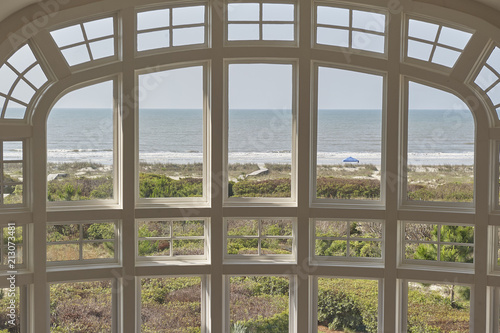 Dekoracja na wymiar  salon-duze-okno-z-widokiem-na-ocean