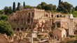 Blick über das Forum Romanum zum Hügel Palatin mit den Grundmauern des Kaiserpalastes