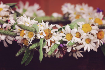 Close-up view of the daisies wreath