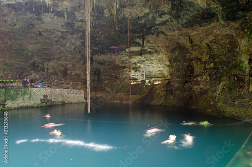 Fotomural Cenote sinkhole in Mexico. Nature, underwater