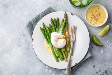 asparagus, poached egg and hollandaise sause