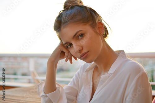 Fotomural chica joven apoyando su cabeza sobre su mano