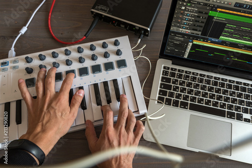 Fotografía Musician is recording tunes on his computer music