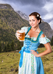 Wall Mural - junge Frau im Dirndl mit Bier vor Alpenlangschaft 